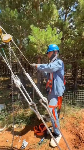 💪 Incredible Lineman Skills You Have to See! #Shorts #Lineman #PowerLines #SkilledTrades #PowerGrid
