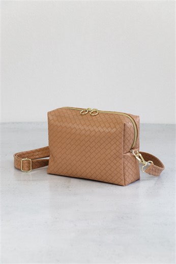 Sallie Tomato Sewing Patterns & Bag Supplies on Instagram: "✨ Our New FREE Pattern is HERE! The Lisa Bag has a sleek, modern design that features a structured silhouette, roomy interior, smooth double-zip top closure, and a comfortable adjustable strap so you can wear it your way. Perfect for everyday outings, travel, or hands-free errands with style. 👜 Want the link to download the Lisa pattern? Comment LISA, and we’ll send it right to you! 💖 #reel #reels #reelsinstagram #viral 