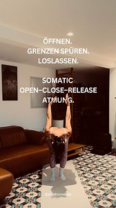 Fühlst du dich oft im Dauerstress, obwohl du „eigentlich alles richtig machst“? Wenn dein Körper nicht mehr loslassen kann, hängt dein Nervensystem noch im Überlebensmodus. Diese Atemübung – SOMATIC OPEN–CLOSE RELEASE – hilft dir, genau das zu durchbrechen. Durch bewusstes Öffnen, Kreuzen und Loslassen lernst du, Spannung abzugeben, Grenzen zu spüren und dich wieder mit deiner Energie zu verbinden. 💨 Inspiriert von Breath of Joy & Boundary Containment ✨ WAS DIESE ATMUNG BEWIRKT: • reguliert dei