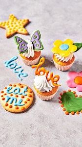 NEW! FunCakes Choco Writers 🎨✨ Writing messages or creating shapes and art on your cookies, cupcakes, cakes, or any other pastry has never been easier! FunCakes Choco Writers come in 10 vibrant colours and have a sweet vanilla flavour. Thanks to the ultra-fast drying time, your designs set in just minutes and harden perfectly. The Choco Writers can be re-melted for continuous fun! 👩‍🍳💖 Check out the products on our website! 🤩 #funcakes #funcakasbyme #funcakesfriends #chocowriters #decoratin