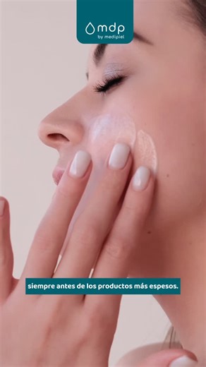 MDP by Medipiel Colombia on Instagram: "¿Sabías que el orden del ácido hialurónico sí cambia el resultado? 👀💧 El Ácido hialurónico ayuda a retener hidratación y a que la piel se sienta más flexible. El tip clave: va después de la limpieza y antes de texturas más densas. Hidratar bien la piel no es un extra. Es la base de toda tu rutina."