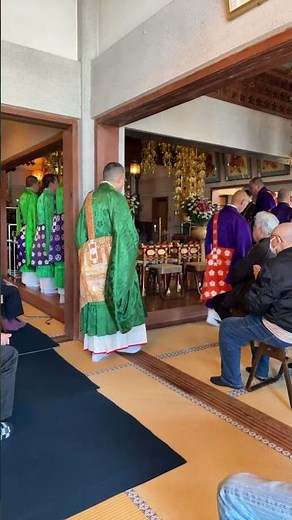 栃木県宇都宮市能満寺様で厳修された護摩法要に参加させていただきました。檀信徒様の御祈願を、護摩壇に火を点じ、護摩木を火中に投じて祈ります。可愛いお稚児さんも参列し、厳かな法要に華を添えてくれました。