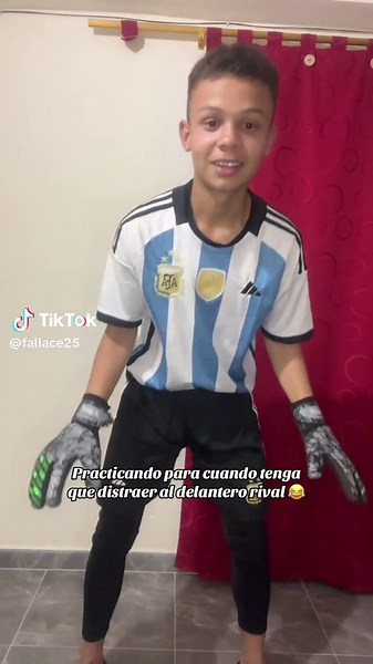 Practicando para cuando tenga que distraer el delantero 😂 #futbol⚽️ #porterosdefutbol #fallace25 #arquerosfutbol #futboll #arqueros #fútbol