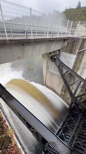 Images impressionnantes du barrage de Grangent qui rouvre une vanne suite aux intempéries de ce week-end. 🌧️ | TL7 - Loire