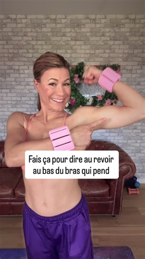 💪🏼Bye-bye les bras flasques. Coucou les jolis bras, épaules et dos musclés. Surtout après 40-50 ans. Avec ces 5 exos. Fais ces mouvements 10-20x chacun, tous les jours, pendant 1 mois et tu verras déjà une belle différence. 💪🏼Pour intensifier tu peux ajouter des lests aux poignets ou des poids ou bouteilles d’eau 🤪 Ce sont des mouvements faciles à réaliser et pourtant trop peu de femmes les connaissent. Et pourtant ils sont ultra efficaces. Ils vont tonifier, raffermir et affiner tes bras t