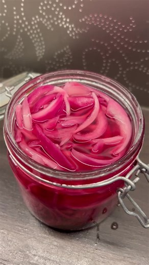 Sylta rødløk😋😋 4stk rødløk 1dl eddik 2dl sukker 3dl vatn Kutt opp løken og legg den i ett glass. Kok opp eddik,sukker og vatn, og hell syltelaken over i glasset med løken! Pass på at løken er dekka i lake. Sett glasset opp ned for vakum. La det stå på kjøkkenbenken noken tima å kjøle seg ned. Sett det så i kjøleskapet🙌🏻😋 #syltarødløk#hjemmelaget#syltelake#rødløk#hobbybaker#fyp#fypシ#cooking#baketok#mattok#foryou#foryoupage