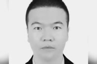 2025年10月31日19时16分许，宁夏吴忠市同心县一名油罐车司机被困，为抢救群众，杨国林挺身而出、义无反顾，立即携带绳索进入罐内，用绳索将司机捆绑后，他奋力爬到罐口与战友接力施救，当杨国林再次进入罐内实施救援时昏倒，经送医抢救无效于21时58分因公牺牲，年仅34岁_腾讯新闻