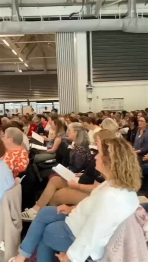 Ils sont étudiants, parents, grands-parents, passionnés de rock ou simples curieux 👀 Certains n’avaient jamais chanté devant un public, d’autres se sont battus contre leurs propres peurs. ✨ 🎤 Dimanche dernier, sous la direction de Caroline Bem, ils ont vécu leur première répétition à Lille. « C'est un challenge ! On chante beaucoup à la maison, le but était de partager quelque chose tous ensemble » – Adeline « C'est la première répet' et c'est déjà un gros kiff ! » – Valérie « Je suis contente