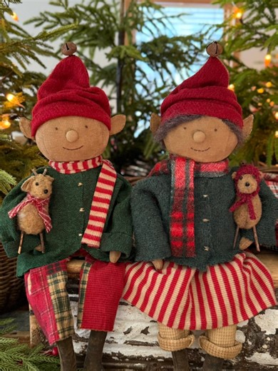 Introducing…Evie elf!! 🎁 She’s my newest addition to the North Pole collection and will be offered in tomorrow’s Etsy restock ~ Nov. 29 at noon EST! . Evie and her best friend Ernest are hard-working elves and best friends ready to bring Christmas cheer to your home! . Visit my Etsy shop for primitive handmade goods by tapping the link ~ https://primitivepigfolkart.etsy.com . . . #christmas #elf #primitive #folkart | Primitive Pig Folk Art