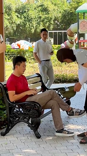 A homeless man asked for help… but instead of kindness, he was met with violence from a man who chose cruelty. I stepped in — stopped the attack — and gave him every dollar I had, because no one deserves to be hurt for simply trying to survive. Kindness isn’t soft. Kindness is courage — the courage to protect someone who can’t protect themselves. 💛 🇯🇵 助けを求める人を守ること、それこそが本当の勇気です。 🇰🇷 도움이 필요한 사람을 지키는 것, 그것이 진정한 용기입니다。 #KindManGlobal #KindnessMatters #StopAbuse #EverydayHero #Courage #ProtectThe