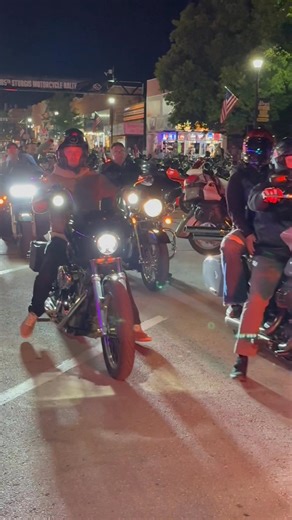 Even after 10pm on a weekday Sturgis Motorcycle Rally is rocking on Main Street | CycleDrag