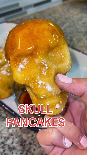 Skull pancakes - a perfect Halloween breakfast💀 #halloween #halloweenfood #pancakes #fyp