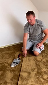 Teppich verlegen 🚧 (-Werbung-) 1. Teppich ausgerollt 2. Grob ausgelegt 3. Den Rand zugeschnitten 4. Fußleisten angebracht 5. Teppich abgesaugt, fertig ✅ Man muss nicht immer den Teppich verkleben ☝🏻 #teppichboden #teppichverlegen #maler #maurer #trockenbau #fliesenleger #elektriker #dachdecker #baustelle #umbau #neubau #sanieren #renovieren #vrudtbau | Valeri Rudt