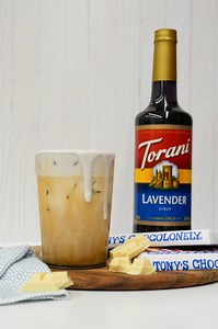 Your morning latte just got an upgrade 💜☕✨meet this Lavender White Mocha—where @tonyschocolonely_us White Chocolate meets the floral sweetness of Torani Lavender Syrup. Who’s in? Recipe 👇 - 1.5 oz Torani Lavender Syrup - 2 oz Tony’s Chocolonely White Chocolate Bar - 2 shots espresso - 2 oz heavy cream - 6 oz milk of choice - Ice Instructions 👇 Melt Tony’s Chocolonely White Chocolate into espresso and stir to combine. In a glass, add milk, ice, 1 oz of Torani and your espresso white chocolate 