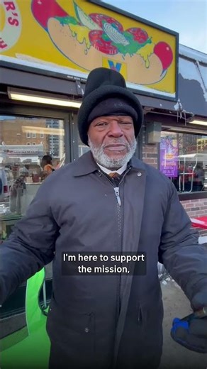 Chicago Bears fans line up for free hot dogs at Wiener’s Circle