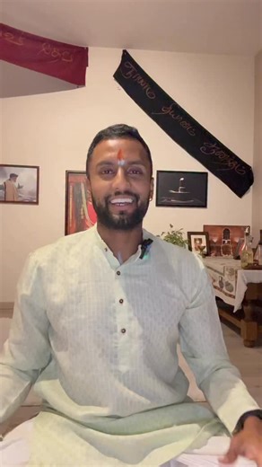 AUM Yoga on Instagram: "AUM. Un son qui nettoie, qui élève, qui réveille. Le mantra AUM n’est pas qu’une vibration : c’est une onde de purification qui traverse le corps, relâche les tensions profondes et ouvre l’espace intérieur où la Kundalini peut enfin circuler naturellement. Quand tu le chantes avec justesse, que tu es guidée correctement avec respiration ancrée, colonne alignée, attention placée; tu sens immédiatement l’énergie monter. C’est subtil… puis puissant. Et pour t’accompagner dan