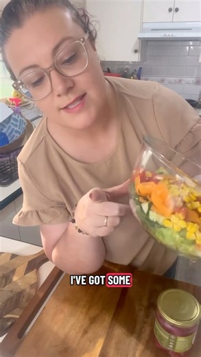 An easy peasy basic salad dressing using 5 ingredients 🥰 3 x tbspn extra virgin olive oil 1 x tbspn lemon juice 1 x tspn dijon mustard 1/2 x tspn minced garlic Salt & Pepper Add all to a jar & give it a good mix It can keep in the fridge for up to a week, give it a good shake before using #SaladDressing #EasyRecipe | Jennnnaaayy