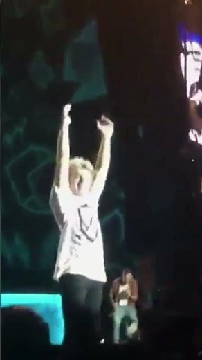 One Direction: Niall's cartwheel ​😂​​ Subscribe for daily 1D videos! #onedirection #niallhoran #1d