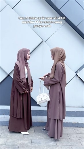 FARRASI • BERANI TAMPIL SYAR'I | Safa kaya gini juga gak? 😁 Paling males kalau ke ATM tuh 🤭 In Frame : Majeedah black coffee dan Nutmeg #farrasi #abaya #dress #reels... | Instagram