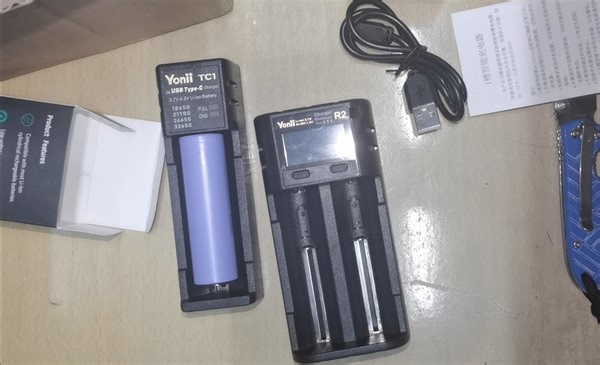 小米35w双口充电头；优移r2、tc1锂电池充电器介绍，分享