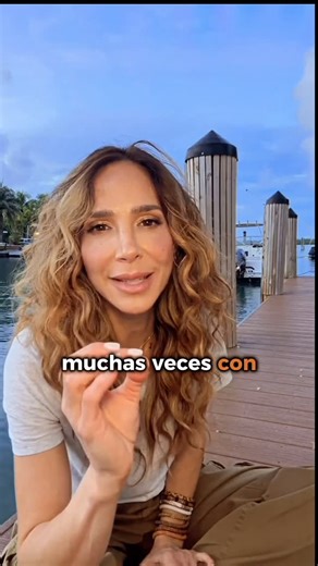 Monica Pasqualotto on Instagram: "Quien no se ha sentido así alguna vez? Que haz hecho para salir de ese lugar? Para mí la terapia ha sido importante para crecer y adaptarme en estos años a mi nuevo país. Escribe la palabra terapia y te comparto el enlace de @opcionyo para que explores el camino que ha ayudado a muchos a acortar tiempos de adaptación"