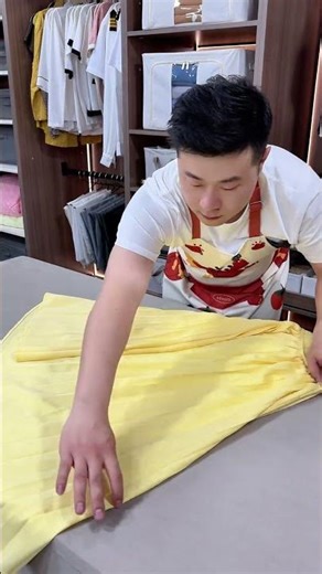 Let's see how a sorting expert folds a fluffy skirt into a book.