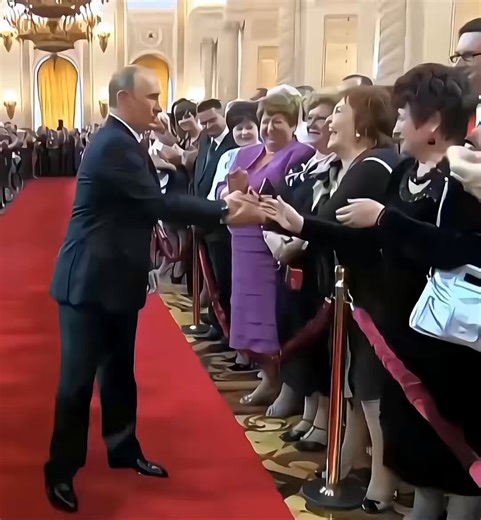 VEJA l Vladimir Putin rerorna ao perceber que esqueceu de cumprimentar mulher com deficiência visual que lhe estendeu a mão