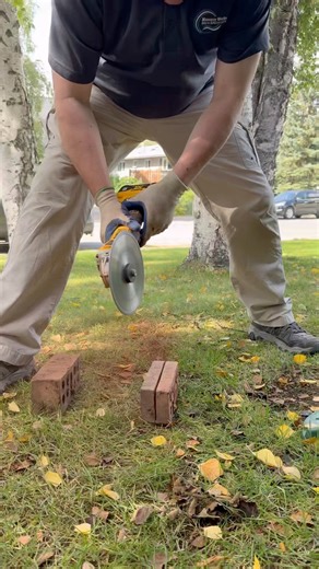 VERY DANGEROUS!!! THIS IS HOW I SPLIT BRICK #dewalt #diy #construction