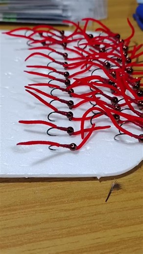 Simple y efectivo! De todas las versiones y materiales de lombrices... Está es la que más me gusta... Sumamente simple y el ultra chenille le da muy buena movilidad y durabilidad!!! 🪱🪱🪱🪱 | Yuk Bug Flyfishing