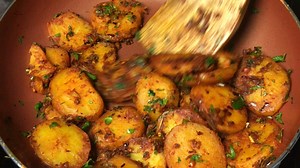 This aloo katli recipe is made with slices of potatoes deep-fried until golden brown then sautéed in spices and ketchup. 📖 Full Written Recipe Here: https://www.cookwithnabeela.com/recipe/aloo-katli/ | Cook with Nabeela