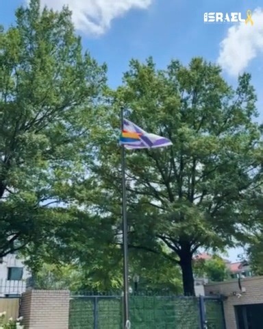 Today, we raised the Druze flag alongside the Israeli flag at our Embassy — a symbol of unity and support. We stand in solidarity with the Syrian Druze facing growing threats in southern Syria. The Druze are our brothers and sisters — bound to us by shared history and mutual respect. | Israel in the USA