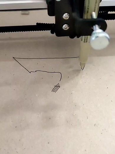 Found an old man statue photogrammetry on myminifactory website and I really loved it, so I had to try plotting him with my procedural crosshatch technic! Most of my familly and friends find him creepy so it's perfect time to showcase this piece since Halloween is almost there ^_^ Plotted thanks to an @idrawpenplotter machine by @cmd_draw on a 30x30cm kraft paper with Sakura black micron and white Gelly roll. Swipe to the next slide to see the printing process ➡️ Likes and reshare always appreci