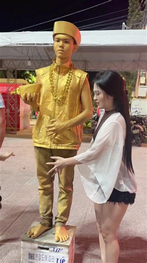 Rất là “rách việc” nhé.😂 đi tới đâu là quậy tới đó… 😂😂khổ thân em bị chị ghẹo..: vui thui nhaaaa… đâu biết em giật mình đâu😂
