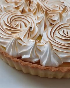✅ "Meringue ultra ferme : mon astuce" 🍋 Ma tarte au citron meringuée avec une meringue ultra ferme : une recette facile, gourmande et visuellement bluffante ! Je te montre mon astuce simple pour une meringue qui tient parfaitement, même après plusieurs heures, sans retomber ni couler. Crème citron brillante, pâte sucrée croustillante... tout est fait maison ! 😋 retrouve toutes mes recettes aussi ICI : https://www.youtube.com/@Ben-Lith moule de 26cm 🧁 Ingrédients – Pâte Sucrée : (voir en vidéo