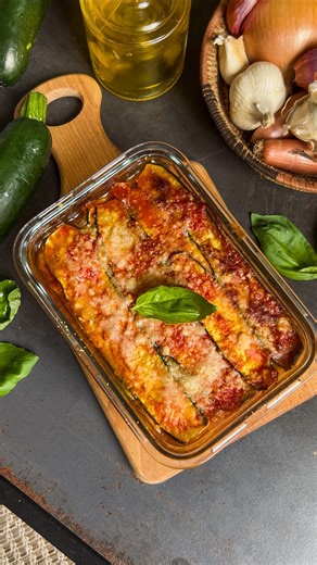 Gratin de courgettes a la parmigiana 😍 C’est une recette facile et très gourmande ! Avec du riz c’est délicieux ! 😋 Recette réalisée avec @quitoque Let’s go ! 👩🏻‍🍳 Ingrédients pour 2 personnes : -2/3 courgettes de taille moyenne -400g de sauce tomate -Quelques feuilles de basilic -1 grosse mozarella -1 gousse d’ail -Parmesan -huile d’olive -1 oignon 1.Laver et couper les courgettes dans la longueur en faisant des tranches assez fines. 2.Déposer les tranches sur une plaque qui va au four, aj