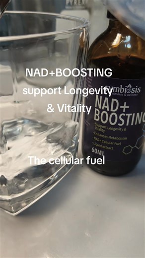 NAD (Nicotinamide Adenine Dinucleotide) คือโมเลกุลสำคัญที่พบในเซลล์ที่มีชีวิตทุกเซลล์ครับ เปรียบเสมือน "พนักงานส่งสาร" หรือ "ตัวนำพาอิเล็กตรอน" ⚡ ที่ช่วยให้ร่างกายเปลี่ยนสารอาหารที่เรากินเข้าไปให้กลายเป็นพลังงาน (ATP) ​ถ้าจะเปรียบเทียบให้เห็นภาพ NAD ทำหน้าที่เหมือน รถบรรทุก 🚛 ที่คอยรับพลังงานจากอาหาร แล้วไปส่งในโรงไฟฟ้าของเซลล์ (Mitochondria) เพื่อผลิตพลังงานออกมาให้เราใช้ในกิจกรรมต่าง ๆ ครับ #wellness @ไฮไลท์ | Singhs Buranuruk