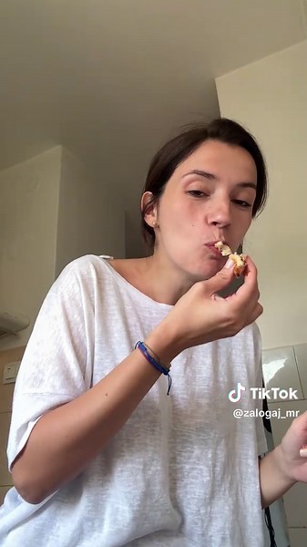 Vikend je, napolju je hladno, pa zato zavrnite rukave i napravite ove prelepe štrudlice 🤗 Od ove mere dobićete pun pleh štrudlica i slatkih i slanih 😍Taman za doručak 👌🏻A ako vam ostane koja, biće mekane i za večeru 😊 Nisam za to da se objavljuju i ponavljaju isti recepti, ali ovaj sam prvi put podelila još davne 2018. godine i to samo kao fotografiju. Zato sam sada odlučila da vam snimim ceo postupak i da dobije novo izdanje u video formatu 🙈 Potrebni sastojci: 1 kg brašna (tip400), kocki