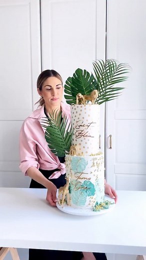 💫💖 TIERING ONLINE COURSE 💖💫 It’s so important to get your foundations of your cake right when it comes to stacking and tiering your cake! My online 2 tier course walks you through step by step during the whole tiering and stacking process. I have designed this course to be extremely detailed so you guys would never have to worried about doweling and stacking your tiered cakes! So here’s some footage of some of the stacking process you will see in this course! 💫 TO PURCHASE THIS COURSE… head