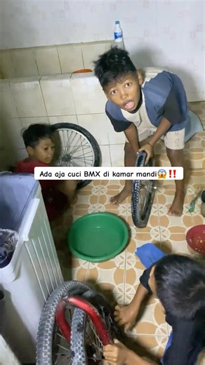Washing a BMX in the bathroom, seriously?😱‼️#minivlog #bolang #adventure #villagekidslife #surviv...