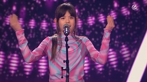14M views · 25K reactions | Die 11-jährige Fia setzt für ihre Schwester Emilia, die nicht sprechen kann, ein starkes Zeichen. Sie performt den Song "Flashlight" von Jessie J zusätzlich zum Gesang in Gebärdensprache. 凉 #VoiceKids #clip  "The Voice Kids" – freitags, um 20:15 Uhr, in SAT.1 und auf Joyn. | SAT.1 | Facebook