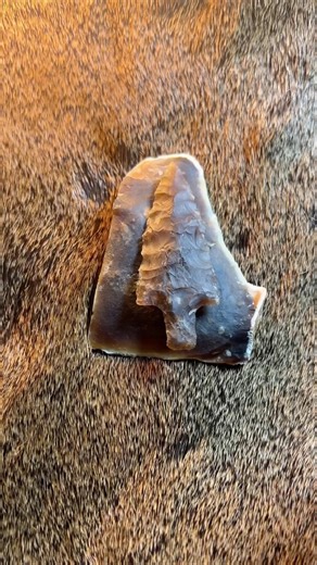 Making a Stone Arrowhead #stonetools #primitiveskills #arrowhead #survivalskills #archaeology #flint