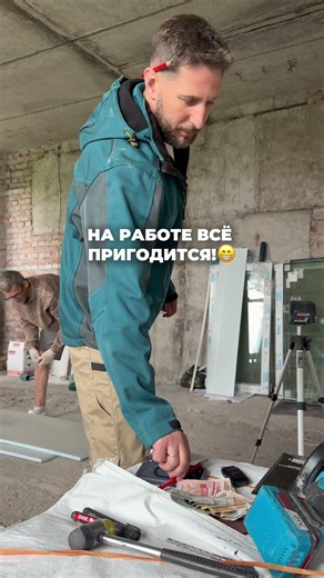 Во время работы по остеклению окон, нужно быть начеку #блогокна #остекление #окна #окнаспб
