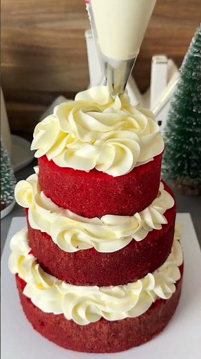 How to make an east tiered Christmas Tree cake with buttercream piping and sprinkles | Red Velvet 🎄