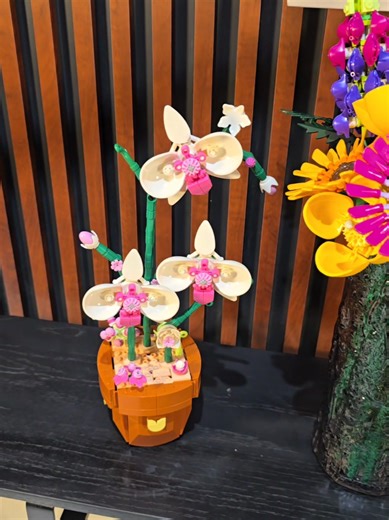 Sorprende con un detalle único y elegante que dura para siempre ✨ Solicita catálogo por mensaje directo o whatsapp al 3107-5824 #lego #flores #orquídeas #zukkogt #rosas