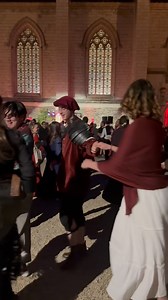 👑🎶 Ambiance unique ce soir au Grand Bal d’Arthur et Guenièvre dans la cour du Château d’Angers ! Malgré le vent frais, on danse au rythme du bardcore : “Bad Romance” façon 1350, “Shape of You” revisité par des ménestrels… 🪕🕺 Le groupe @coursevalbardcore enflamme la piste avec luths, harpes et vibes médiévales. Magique et complètement décalé ! 🏰✨ #BalDesLégendes #Angers #Bardcore #ArthurEtGuenièvre #SoiréeMédiévale #Courseval | Angers Info