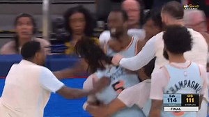 Harrison Barnes 接過邊線球，在Jimmy Butler 防守下命中壓哨三分，絕殺前東家Golden State Warriors 🎯 San Antonio Spurs 在第四節打出38-23的比分，在客場末節翻盤終以114-111得勝。 正爭取西岸頭六席位的Warriors 要打Play-in的機會大增。 - 來源：NBA | 極力誌籃球 Clutch
