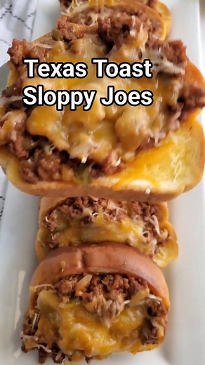 Texas Toast Sloppy Joes Recipe! An easy dinner idea that's a family favorite budget friendly recipe. Just make some sloppy joes while baking the garlic bread. Then, add the sloppy joe mix, top with cheese and bake at 350 for 5-7 minutes or until cheese is melted. So good! 🤌 #easydinnerrecipes #easydinnerideas #sloppyjoes #simplerecipes #weeknightmeals #familyrecipes | Everyday Shortcuts by Alison McFadden
