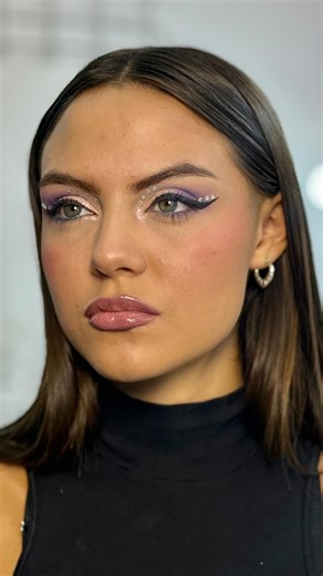 MAQUILLADORA | SOFÍA on Instagram: "Ella lo hizo tendencia… Yo lo recreé con mi técnica ✨ Inspirado en Lara Larzzon 💜 Y sí… todos los productos que usé son de @palladiobeauty_ar 🔥 Modelo @brisamendez__ by @studio_mannequin 💥 Glow, intensidad y duración real para carnaval. ¿Que te pareció?"