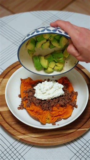 This Hot Honey Sweet Potato Bowl helped me lose 40lbs 💪🏼Recipe & Macros in description.