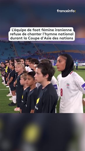 Les joueuses de foot de la sélection iranienne ont refusé de chanter l’hymne de leur pays, lors de la Coupe d'Asie des nations, le 2 mars. Le match a eu lieu au lendemain de la mort d'Ali Khamenei, le guide suprême iranien. On ne connait toujours pas la raison de ce silence. #sinformersurtiktok